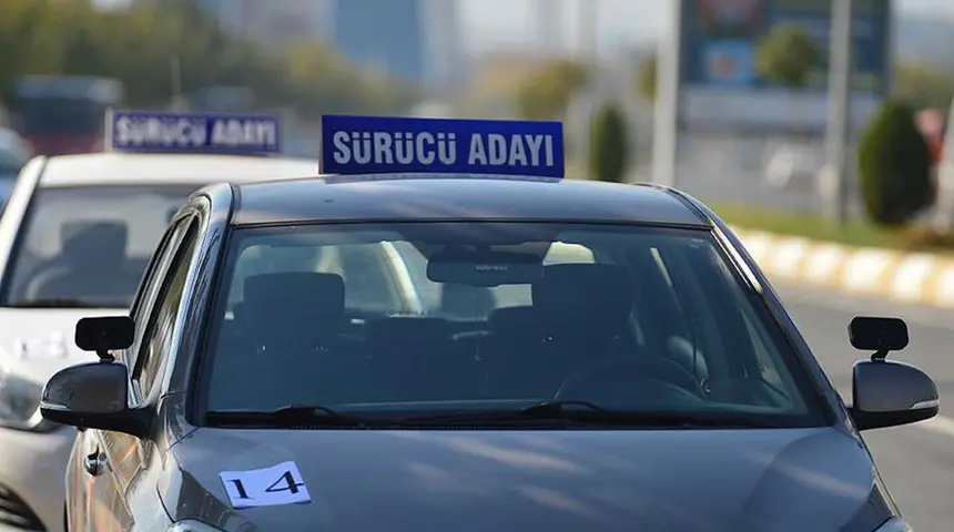 Ehliyet alacaklar dikkat! Direksiyon sınavı için yeni dönem yolda